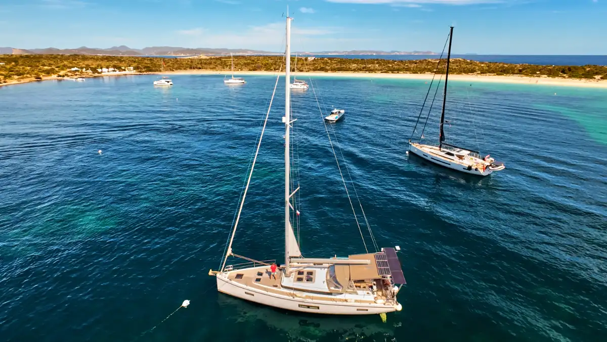 jacht w zatoce, wakacje włochy Sardynia