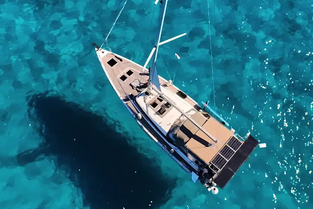 zdjęcie jacht na kotwicy, Sardynia.