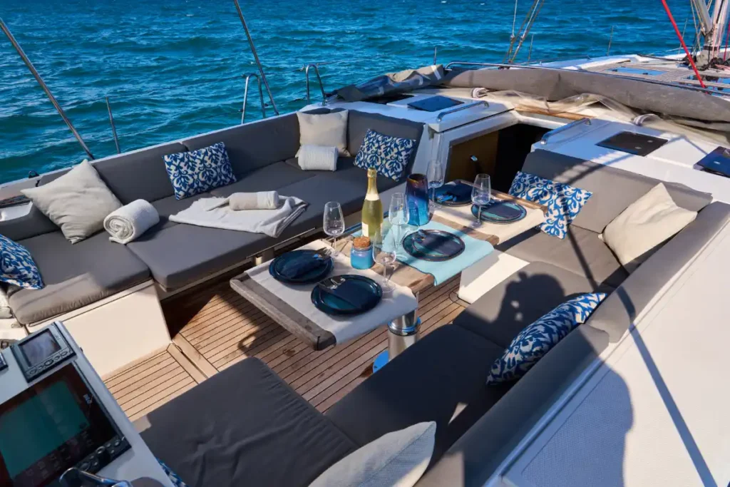 Pokład i kokpit jacht żaglowy w czarterze