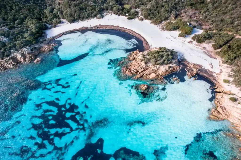 Wakacje i rejs na Sardynii luksusowy jacht i czyste plaże