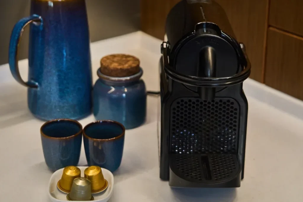 mesa lub salon jacht, ekspres do kawy