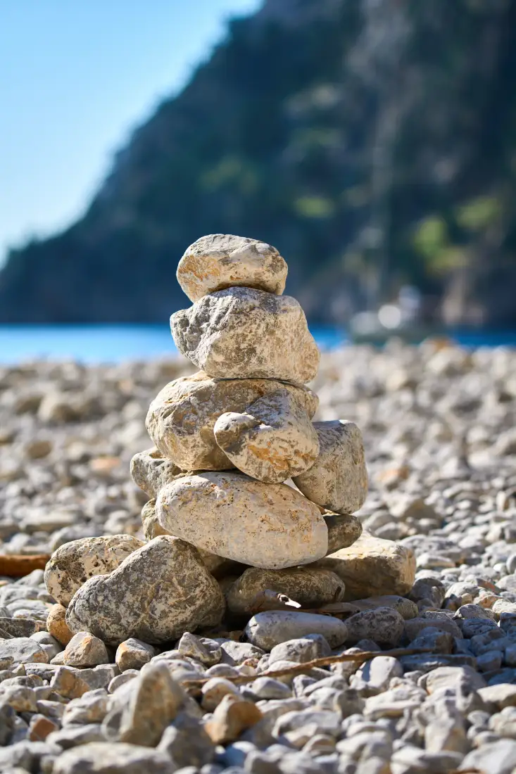 Wczasy na Sardynii z Seven Seas Wakacje. Kamienny stos, znak podróży